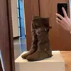 Hebilla de cinturón de moda europea y americana, botas largas de tacón interior para mujer, nuevo estilo otoño 2026, efecto adelgazante, botas de plataforma, botas largas Maillard para mujer