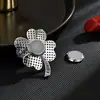 Moda de alta gama trébol de cuatro hojas de la suerte hebilla magnética flor corsage simple estilo accesorios para traje al por mayor
