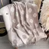 Bufanda jacquard nueva y engrosada de cachemira sintética para otoño e invierno, calentador de cuello de trébol de cuatro hojas versión coreana, chal cálido de otoño e invierno para usar por fuera, venta al por mayor