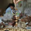 Cascabel Campana de Mano Carrillón Colgante de Bolsa Hecho a Mano Rayo de Sonido Cascabel Colgante Fruta Negra Indonesia Cáscara Fábrica Venta al por Mayor