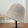 Chapéu Pescador Clássico de Lã Mesclada Cinza para Mulheres, Chapéu Balde Quente Espesso de Inverno com Logo de Letra, Chapéu Balde Emagrecedor
