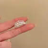 Serenidad de Té Blanco, Anillo Abierto Irregular de Perla Tejido Plegado, Anillo de Dedo Índice de Lujo Ligero de Gama Alta, Accesorio de Mano de Moda