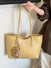 Bolsa de ombro feminina transfronteiriça 2026 nova, bolsa tote simples e casual, grande capacidade, estilo retrô, adequada para escola e trajeto