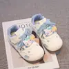 Tênis infantil 2026 com velcro, bordado de personagem, cadarços xadrez, sola macia, antiderrapante, sapatos casuais brancos para primavera e outono, versátil