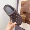 Sandálias slip-on de bolinhas estilo coreano para mulheres, adequadas para uso ao ar livre no outono/inverno de 2026, apresentando uma sola macia e um design inspirado na Birkenstock
