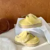 Pantuflas Cerradas de Punta Cerrada y Suela Gruesa para Mujer, Estilo Nuevo con Borlas, de Poner y Quitar, Botas de Nieve, Estilo Persona Perezosa, 2026, Pantuflas de Plumas de Pollo Amarillas