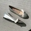 Sapatilhas femininas estilo minimalista francês com laço e bico fino, nova coleção outono 2026, sapatos Mary Jane elegantes e versáteis