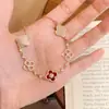 Pulsera popular de Xiaohongshu con incrustaciones de microdiamantes, diseño hueco de trébol de cuatro hojas para mujer, moderna y versátil con un toque de alta gama, pulsera ajustable