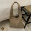 Otoño/Invierno 2026 Bolso de Hombro Único con Remaches Vintage de Moda Estilo Europeo y Americano Bolso de Mano de Gamuza de Moda para el Trabajo