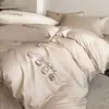 Estilo sencillo, juego de cuatro piezas 100% algodón con bonito bordado, funda de edredón de algodón puro, tamaño 1.8m, apto para todas las estaciones, juego de cama de tres piezas para dormitorios de estudiantes