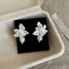 Pendientes de Flor de Metal Líquido Inspirados en el Diseño con Perlas de Agua Dulce para Mujer, Pendientes Vintage de Lujo Ligero, de Moda, Tendencia, Versátiles