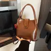 Bolsas Transfronteiriças para Mulheres 2025 Novo Outono e Inverno High-End Retro Luxo Leve Bolsas de Mão Versáteis para Trabalho e Deslocamento Bolsas Transversais