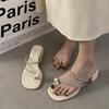 Sandalias de Verano Plateadas 2023 Estilo Coreano con Dedos Separados para Mujer, Nicho al Aire Libre, Impresionantes Sandalias Nuevas de Cristal