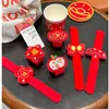 Ano Novo Estilo Chinês Desenho Animado Pelúcia Argola de Pressão Lingote Saco da Sorte Formato de Maçã Pulseira Prêmio de Feriado Presente Atacado