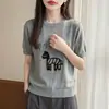 Top versátil y elegante de manga corta para primavera/verano con delicado bordado de estampado de leopardo, con un sencillo escote redondo y hecho de lana fina y suave.