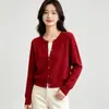 Cardigã de tricô vermelho da moda para o início do outono de 2026 com pequenos botões dourados, top simples de manga longa com gola redonda estilo coreano com um design único