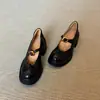 Zapatos de cuero versátiles de estilo británico para mujer, con suela gruesa y punta redonda, que presentan un diseño retro de punta poco profunda, una hebilla de una sola tira y un tacón grueso, en estilo Mary Jane