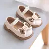 Sapatos de Princesa para Meninas Primavera e Outono Novo Estilo Laço de Pérola Sapatos Pequenos de Couro Sapatos para Bebês e Crianças Pequenas Solado Macio Antiderrapante Sapatos Individuais Infantis