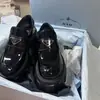 Nuevos Zapatos P Carrefour 2025 para Mujer Piel Genuina Punta Redonda Logo Triangular Suela Gruesa Plataforma Zapato de una Pierna Engranaje Zapatos Pequeños de Piel