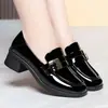 Sapatos de Couro Femininos para Dropshipping Mocassins de Couro Macio Corte Profundo Peça Única Sapatos de Duas Vias para Primavera e Outono Sapatos Pretos para Mães de Meia-Idade Sola Macia