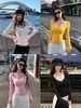 Nueva camiseta de manga larga estilo puro deseo para principios de otoño, diseño de cuello en forma de corazón con botones, corte ajustado y adelgazante, camiseta básica de otoño e invierno para mujer