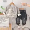 Nuevo Conjunto de Ropa Elegante para Bebé 2025 con Collar, Sudadera con Bolsillo de Letras y Ropa Infantil Forrada de Polar