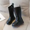 Botas de Cuero para Niños Primavera y Otoño 2025 Cómodas Estilo Nuevo Niñas Coreanas Casuales Botas de Jinete Niña Pequeña Botas de Caña Alta de Terciopelo Delgado