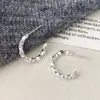 Brincos Plissados Irregulares de Moda Simples Japoneses e Coreanos com Personalidade Exquisita Elegantes de Luxo Leve de Alta Qualidade Versáteis para Mulheres