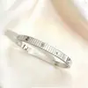 Nuevo Pulsera de Tornillo Rayada a Precio Especial para Mujer, Moda Europea y Americana, Lujo Ligero, Joyería Rayada de Gama Alta de Nicho al por Mayor