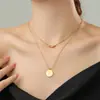 Moda Europeia e Americana Versátil Pingente Redondo Inglês Corrente de Aço Titânio Dupla Camada Banhada a Ouro 18K Colar para Mulheres, Não Desbota
