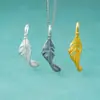 Plata de Ley S925 Estilo Takahashi Pluma Irregular Pluma Curva Colgante Pequeño Encanto de Pluma Retorcida DIY Cristal