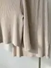 A nova coleção de outono de Miyake apresenta looks femininos estilosos e da moda, incluindo um conjunto completo de top e saia, um conjunto moderno de duas peças