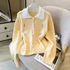 Cárdigan de punto con solapa y bordado floral de estilo suave para mujer, nuevo abrigo de otoño e invierno de alta gama con cuello de muñeca
