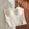 Camisola de renda pura e sensual estilo francês para mulheres com bojos embutidos, alças finas, anti-exposição e belo design nas costas