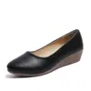 Sapatos de trabalho plataforma com salto almofadado branco, antiderrapantes, sola macia, bico redondo, sapatos rasos confortáveis, sapatos de mãe, sapatos para todas as estações para meia-idade e idosos