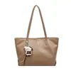 Bolsa tote de couro macio de grande capacidade, simples, para mulheres, nova bolsa de ombro para o outono de 2026, elegante, casual e moderna