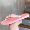 Estilo INS moda simple casual chanclas mujer verano antideslizantes de baño con clip para los dedos para usar en la calle base plana sandalias de playa mujer