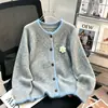 Nuevo diseño dulce y juvenil estilo coreano para otoño e invierno, chaqueta tridimensional con bloques de color florales, suéter cárdigan de punto suave y acogedor para mujer