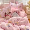 Conjunto de Cuatro Piezas de Gasa con Volantes Florales y Lazo para Niñas Transpirable Doble Capa Gasa Grado Materno e Infantil Funda de Edredón Conjunto de Tres Piezas para Dormitorio 4