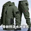 Jaqueta impermeável transfronteiriça para primavera e outono, corte solto, multi-bolsos, respirável, uniforme de treinamento para ciclismo em soft shell, vestuário de trabalho durável feito em fábrica