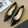 Y3318-5 Sapatos femininos de bico fino e decote baixo estilo francês, novo modelo de verão 2026, com laço e salto baixo em couro envernizado, sapatos profissionais para o dia a dia