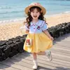 Vestido Infantil Verão Vestido Branca de Neve Infantil 2026 Novo Estilo Vestido de Verão para Bebê Menina Gola Boneca Vestido Botão de Flor