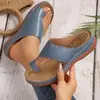Comercio exterior transfronterizo 2025 verano nuevo casual talla grande sandalias de cuña con tira para el dedo del pie de playa para mujer para uso en exteriores