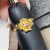 Anillo Abierto Vintage Camelia Cepillada Circonita, Diseño de Flor Dorada, Anillo Apilable de Nicho con un Toque de Alta Gama