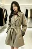 Trench coat retrô estilo britânico para mulheres, novo casaco outono 2026 estilo francês solto, popular este ano, casaco com blocos de cor para mulheres baixinhas