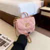 Bolsa elegante de alta gama para auriculares inspirada en Chanel con asa de perlas, bolso de cadena con diseño de diamantes, bolso cruzado de moda para mujer, bolso de hombro moderno