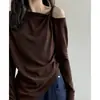En Stock Mayorista del Fabricante Nuevo Color Sólido Color Café Hombro Descubierto Asimétrico Manga Larga Diseño Camiseta Top Adelgazante