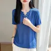 Nova Camisa Base T-shirt Tricotada de Manga Curta Feminina Cor Sólida Tencel Linho Bainha Dobrada Decote V de Alta Costura Pronta para Vestir Primavera/Verão 2026