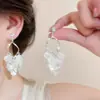 Pendientes de Borla con Forma de Pétalo de Concha Francesa para Mujer 2026 Nuevo Estilo Lujo Accesible Pendientes de Diseño de Nicho Más Vendidos Pendientes de Gama Alta
