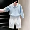 Conjunto de Dos Piezas para Niños Otoño 2026: Cárdigan de Punto Trenzado Azul Claro con Cuello Polo y Pantalones Blancos de Pierna Ancha